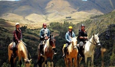 HORSEBACK BETWEEN THE MOUNTAINS OF CUSCO